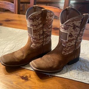 Youth ARIAT cowboy boots. Size 5.